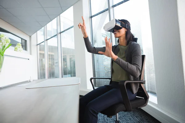 Executivo feminino usando fone de ouvido realidade virtual — Fotografia de Stock