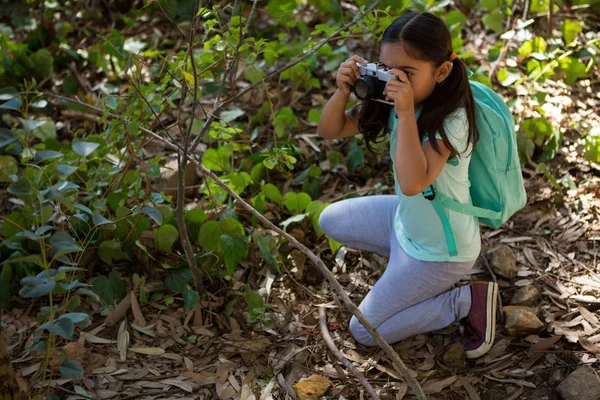 Fille avec sac à dos prenant des photos — Photo