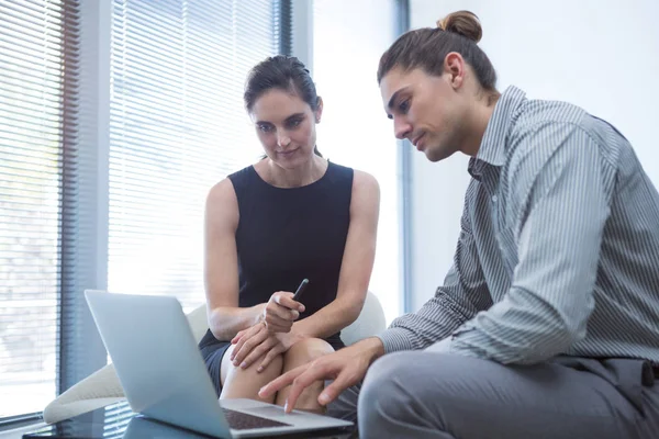 Collega's bespreken over laptop in de wachtruimte — Stockfoto