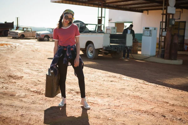 Kobieta trzyma benzyny można w dystrybutorze — Zdjęcie stockowe