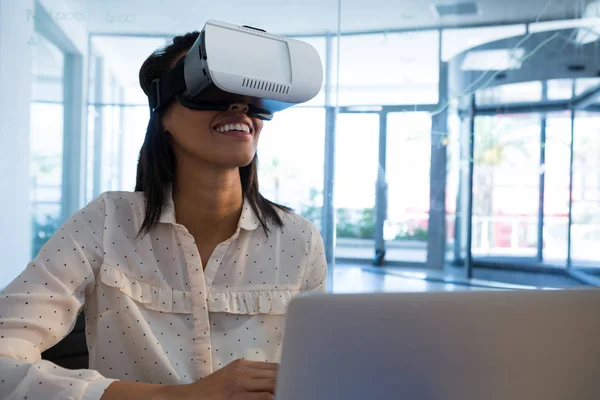 Weibliche Führungskraft mit Virtual-Reality-Headset — Stockfoto