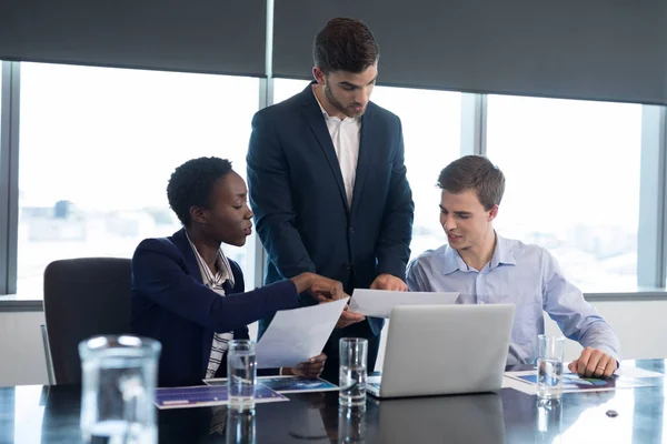 Chefer diskuterar över dokument — Stockfoto