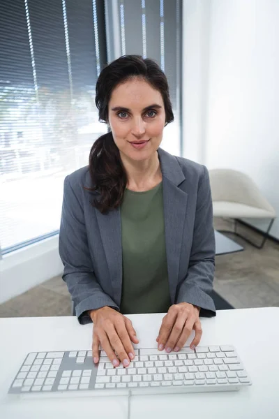 Female executive working at desk — Stock Photo, Image