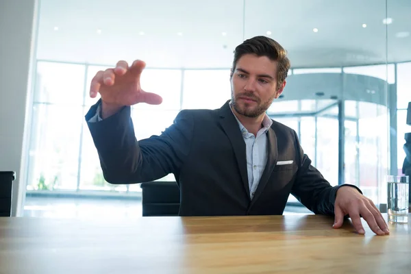 Empresario gesticulando en el escritorio — Foto de Stock