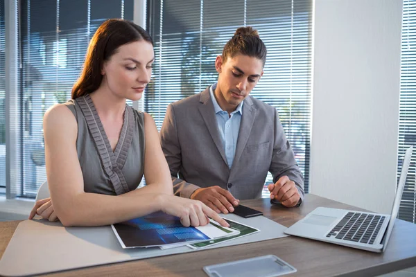 Företagsledare som diskuterar över dokument — Stockfoto