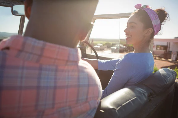 Par som interagerar med varandra i bil — Stockfoto