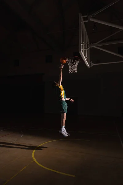 Giocatore che gioca a basket — Foto Stock