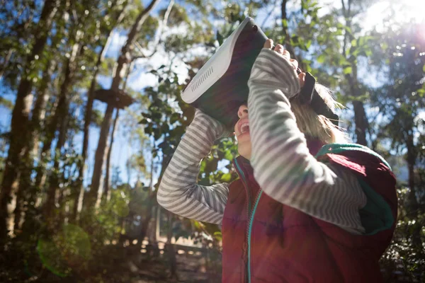 Menina usando fone de ouvido realidade virtual — Fotografia de Stock