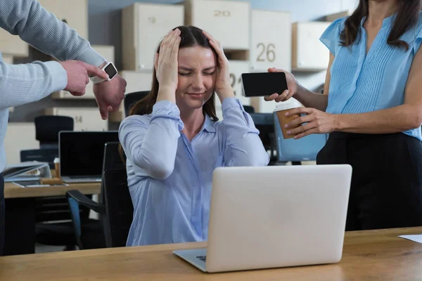 Kollegin zeigt frustrierter Frau Zeit und Telefon — Stockfoto