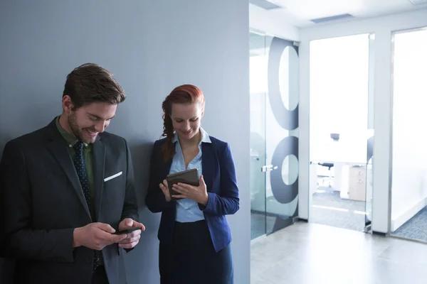 Uomo d'affari e donna d'affari utilizzando il telefono — Foto Stock