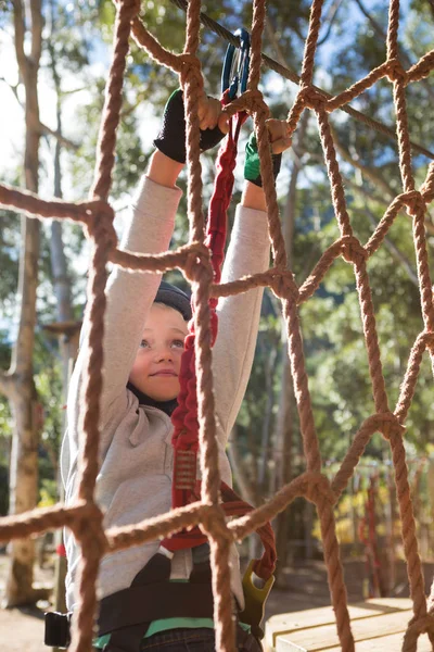 Ragazza che indossa imbracatura di sicurezza recinzione corda di arrampicata — Foto Stock