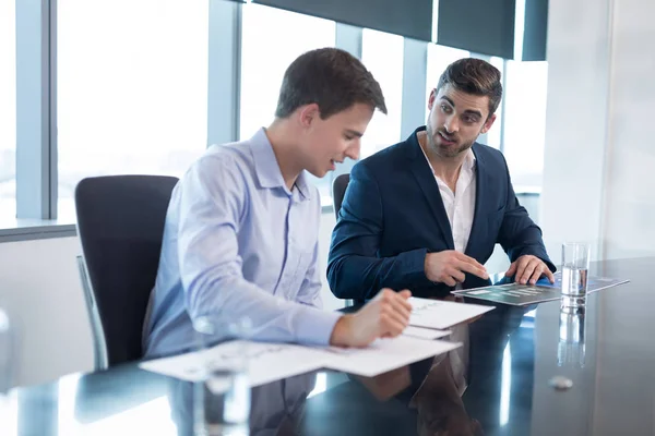 Manliga chefer med diskussion över grafen — Stockfoto