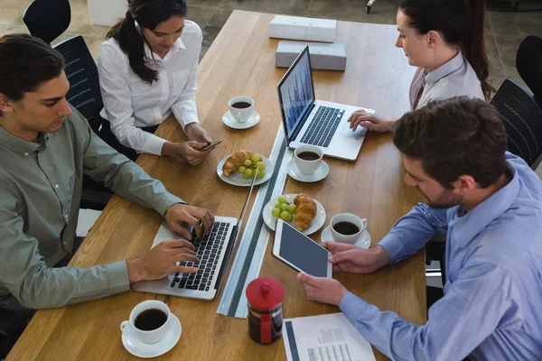 Dirigenti discutendo con il computer portatile — Foto Stock