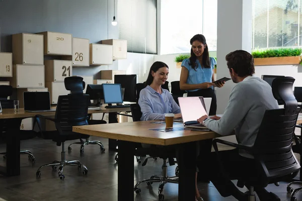 Verkställande arbetar på laptop på skrivbord — Stockfoto