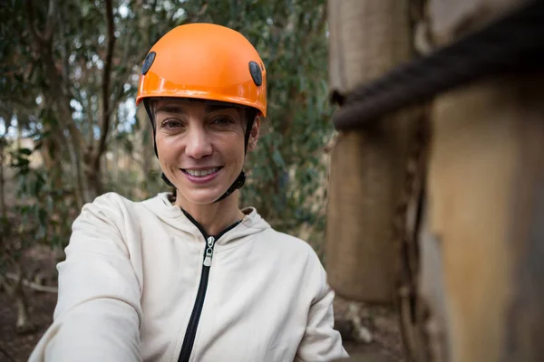 Mujer con casco de seguridad en el bosque —  Fotos de Stock