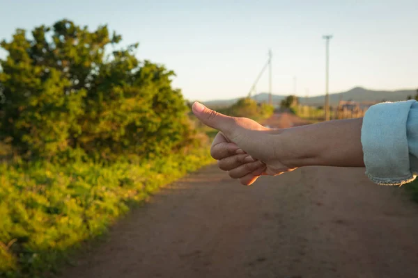 Hand hitchhiking on a sunny day — Stock Photo, Image