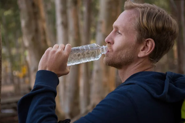 Sportler trinkt Wasser aus Flasche — Stockfoto