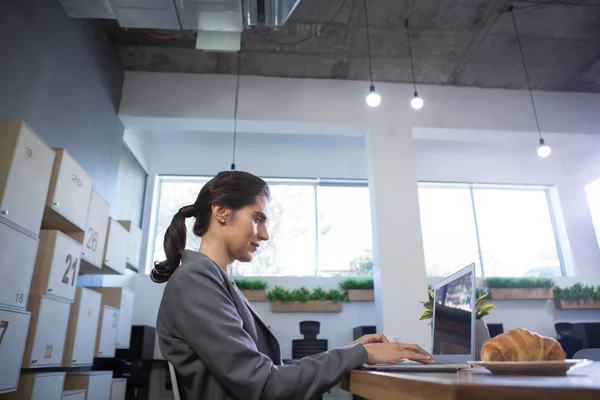Managerinnen nutzen Laptop am Schreibtisch — Stockfoto