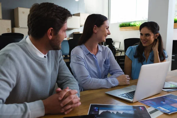 Chefer diskuterar över laptop — Stockfoto