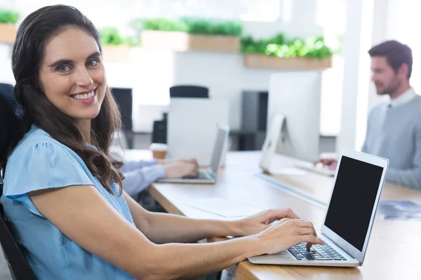 Esecutivo femminile utilizzando il suo computer portatile — Foto Stock