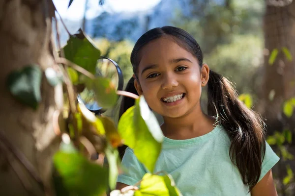 Bambina con in mano una lente d'ingrandimento — Foto Stock