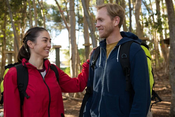 Donna tenendo la mano sulla spalla dell'uomo — Foto Stock