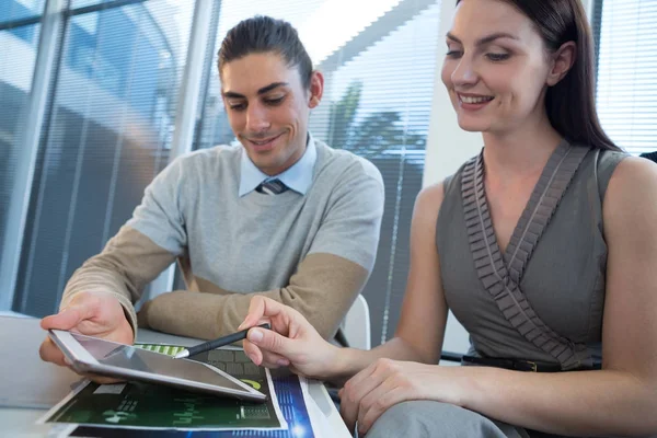 Bedrijfsleiders bespreken over digitale tablet — Stockfoto