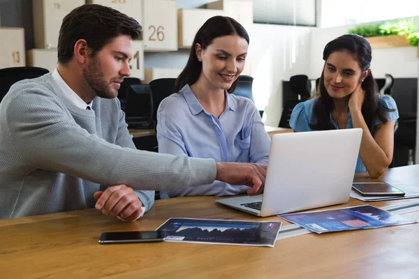 Führungskräfte diskutieren über Laptop — Stockfoto