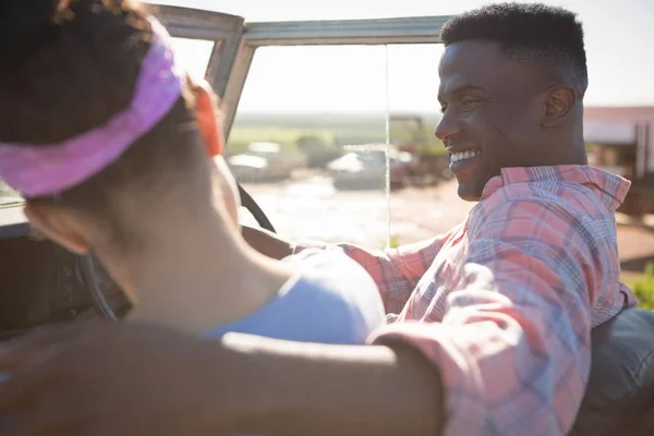 Pareja interactuando entre sí en el coche — Foto de Stock