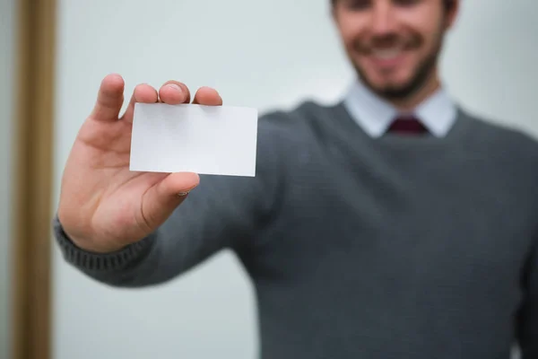 Ejecutivo mostrando tarjeta de visita vacía — Foto de Stock