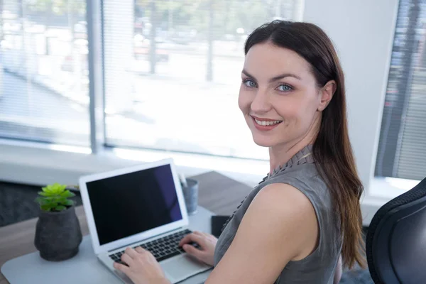 Selbstbewusste weibliche Führungskraft mit Laptop — Stockfoto