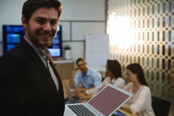 Empresário usando laptop na sala de conferências — Fotografia de Stock