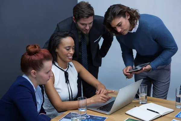 Grupo de executivos trabalhando juntos — Fotografia de Stock