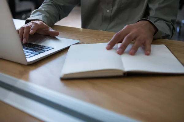 Homme cadre travaillant au bureau avec ordinateur portable — Photo