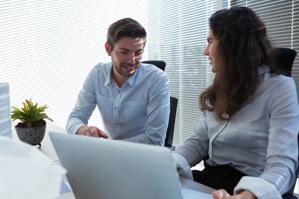 Männliche und weibliche Führungskräfte diskutieren — Stockfoto