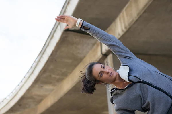 Fitte Frau beim Stretching-Training — Stockfoto