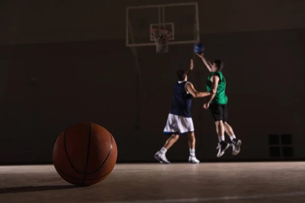 Deux joueurs jouant au basket — Photo