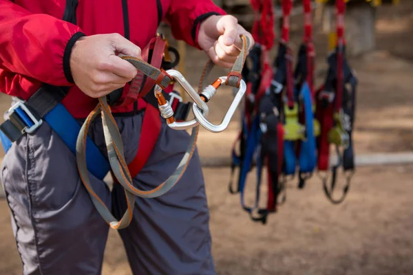 Wandelaar man zijn harnas aan te passen — Stockfoto