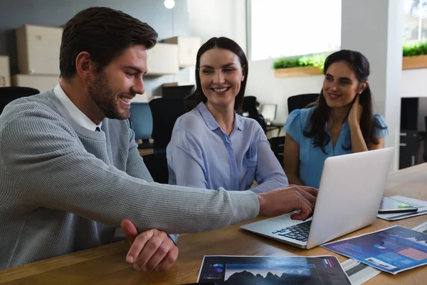 Chefer diskuterar över laptop — Stockfoto