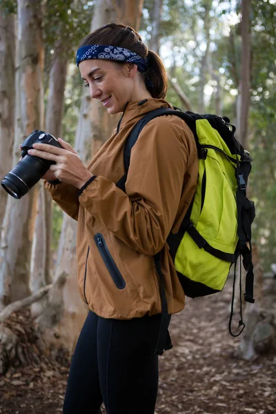Frau mit Rucksack im Wald — Stockfoto