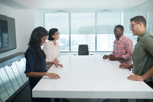 Ejecutivos de negocios en la sala de juntas — Foto de Stock