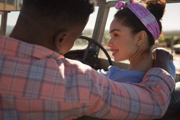 Pareja romancing en un coche — Foto de Stock