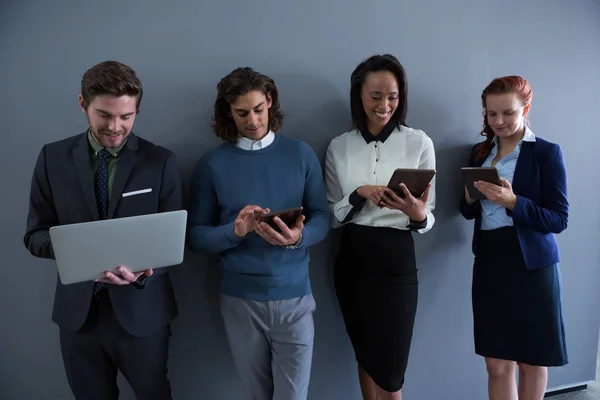 Equipo de empresarios que utilizan dispositivos electrónicos —  Fotos de Stock