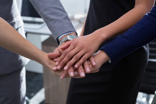 Groupe de cadres supérieurs empilant les mains — Photo