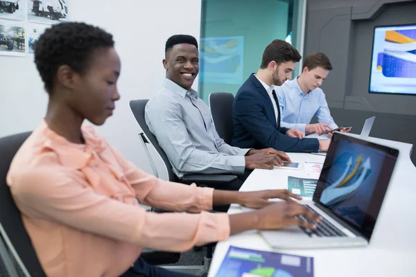 Manliga och kvinnliga chefer använder laptop — Stockfoto