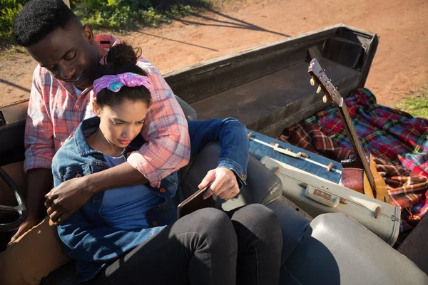 Casal usando tablet digital no carro — Fotografia de Stock