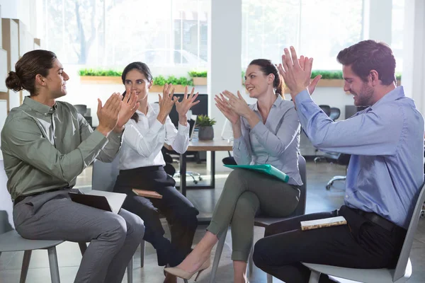 Groep van leidinggevenden applaudisseren in het kantoor — Stockfoto