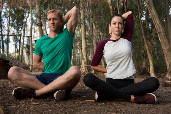 Vrouw stretching oefening uitvoeren — Stockfoto