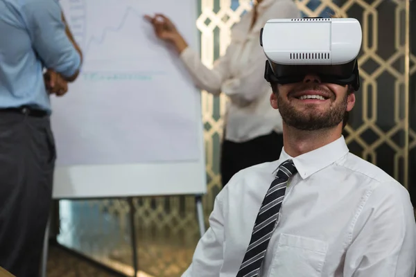 Geschäftsmann mit Virtual-Reality-Headset — Stockfoto