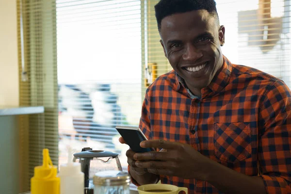 Mann benutzt Handy in Restaurant — Stockfoto